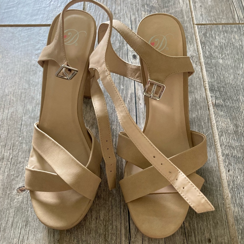 Cute strapping heels.